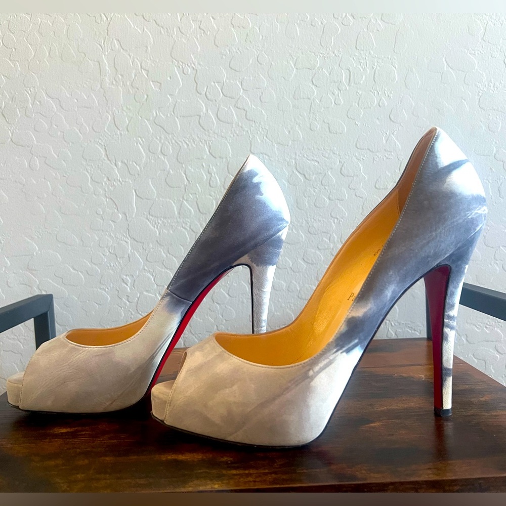 Christian Louboutin
Banana Woodstock Peep Toe Heels